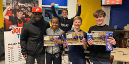 Groep jongens juichen bij ontvangst certificaten FIFA toernooi