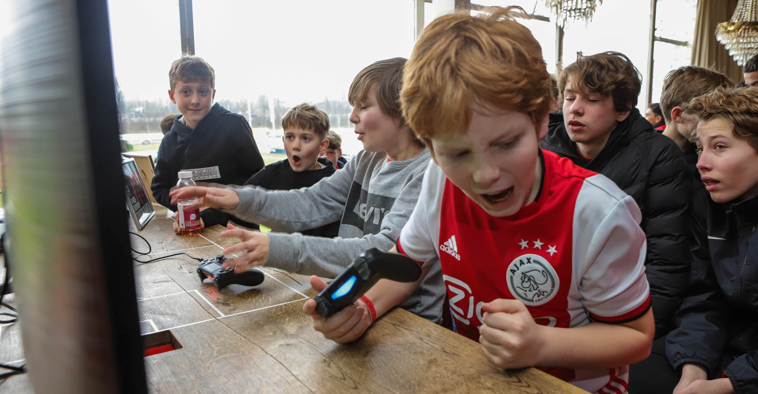 Jongen aan het juichen tijdens een FIFA toernooi bij AFC georganiseerd door WePlay United