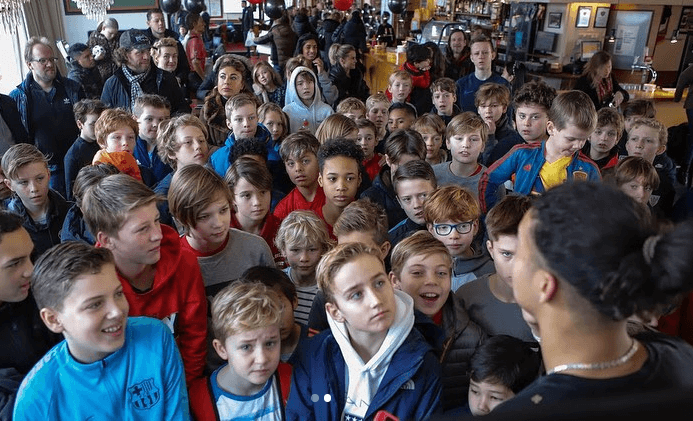 Eventmanager met groep deelnemers van een FIFA toernooi van WePlay United