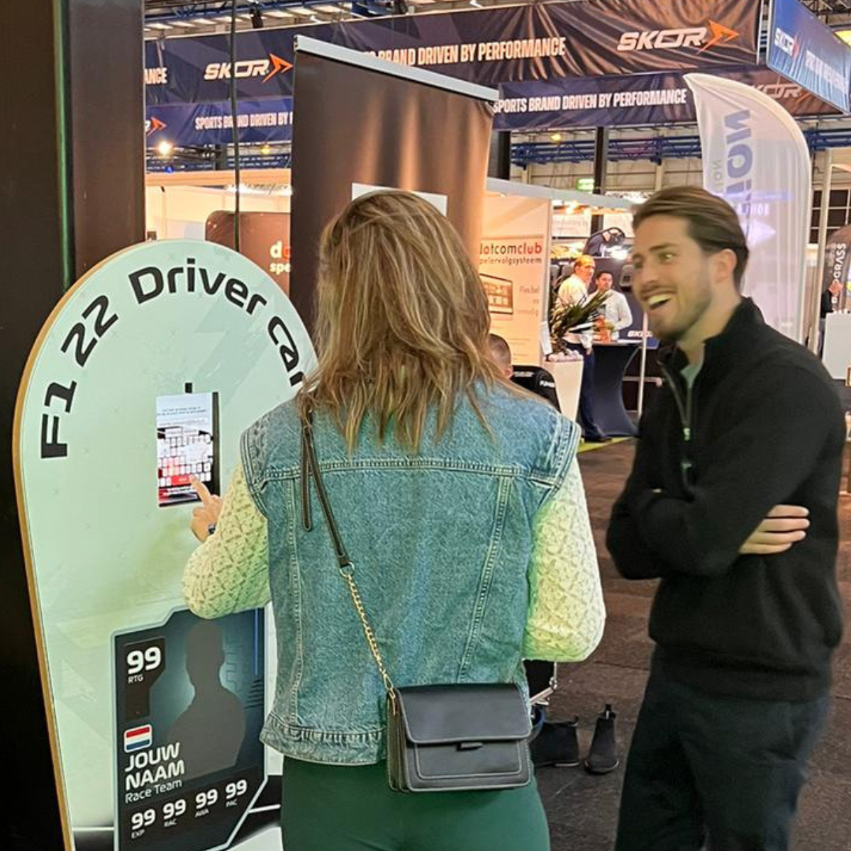 Arjan op Nationale Sportvakbeurs F1 booth