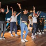 Groep mensen aan het dansen tijdens bedrijfsevent van Azerion georganiseerd door WePlay United just dance