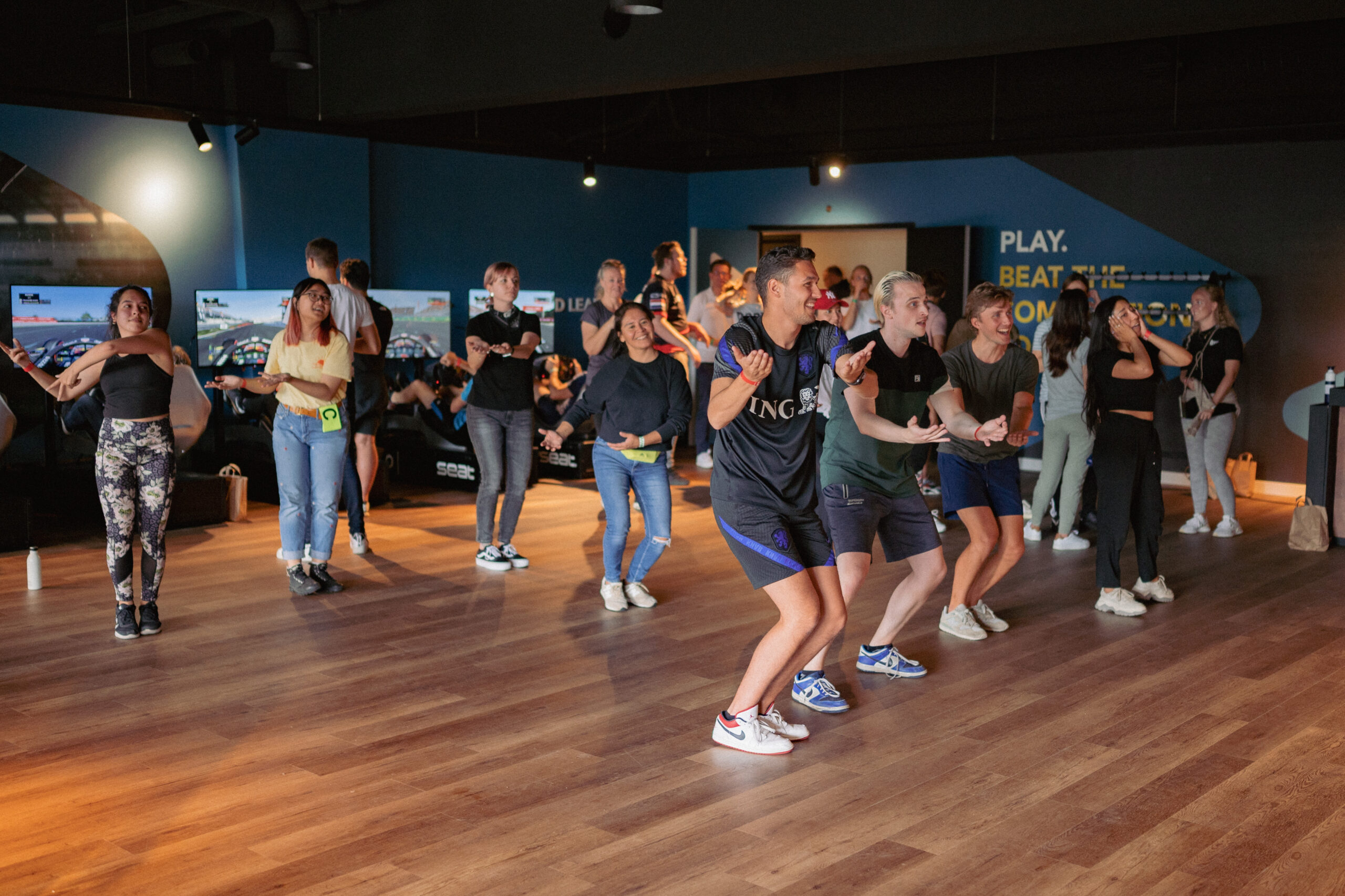 Groep mensen aan het dansen tijdens Just Dance event