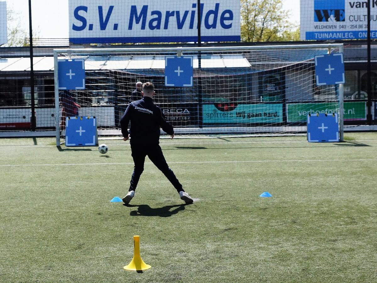 Jongen schiet op targets in de goal tijdens skillgame standaard event van WePlay United