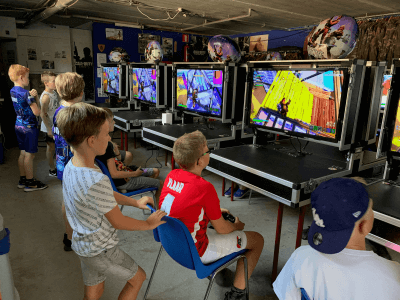 Jongens aan het gamen tijdens Fortnite toernooi van WePlay United fortnite toernooi fortnite kinderfeestje