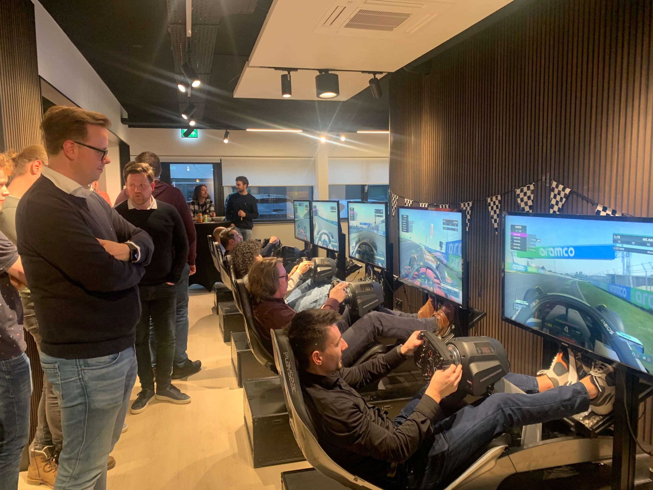 Overzichtsfoto van recruitment event met racen op F1 Playseats