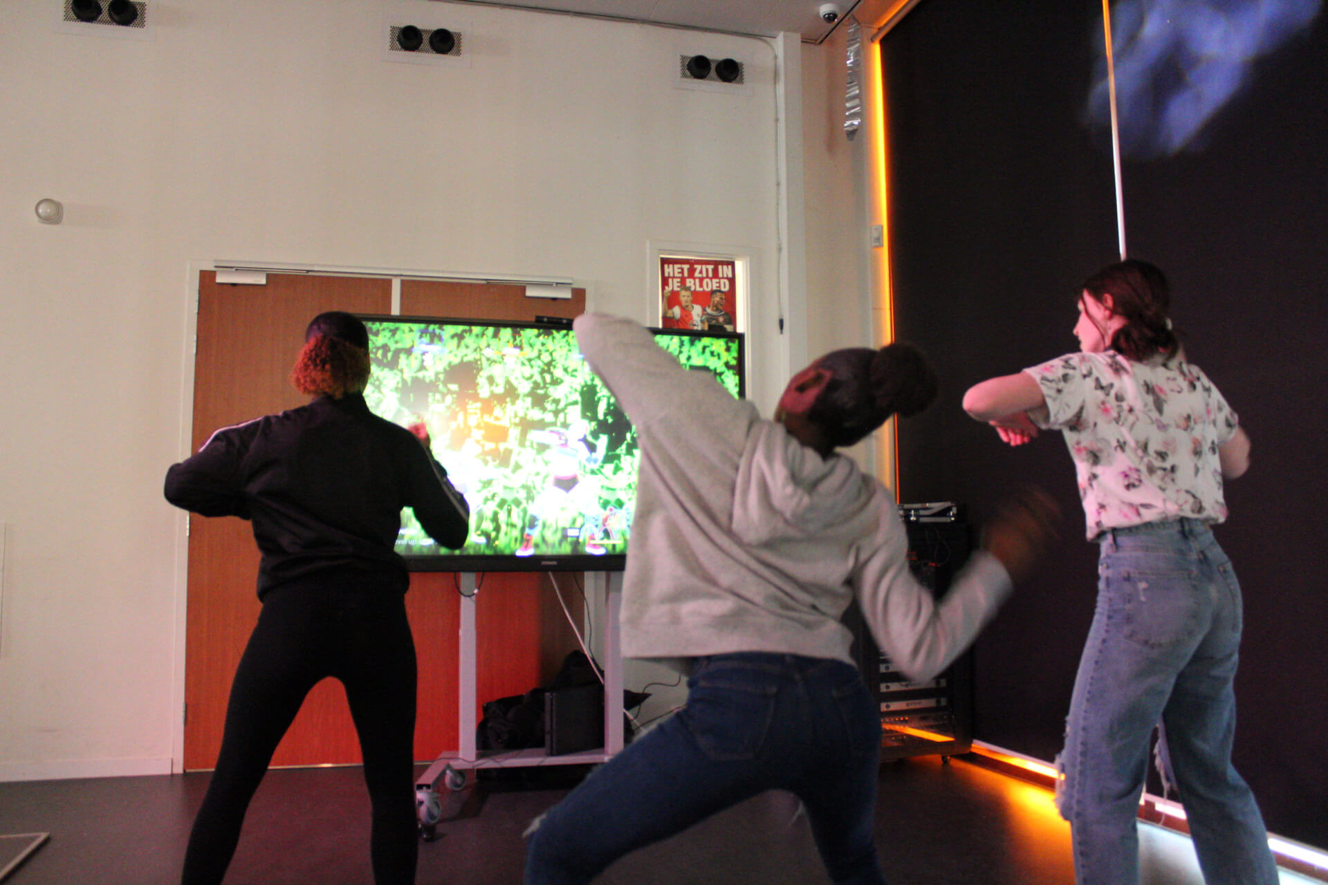 Just dance op school