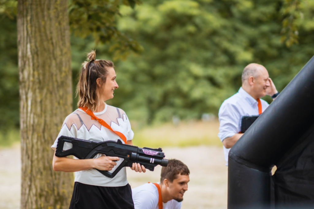 Lasergamen vrouw met gun event Hofstede de Middelburg