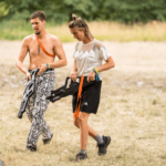 Man en vrouw lasergamen bedrijfsevent Hofstede.