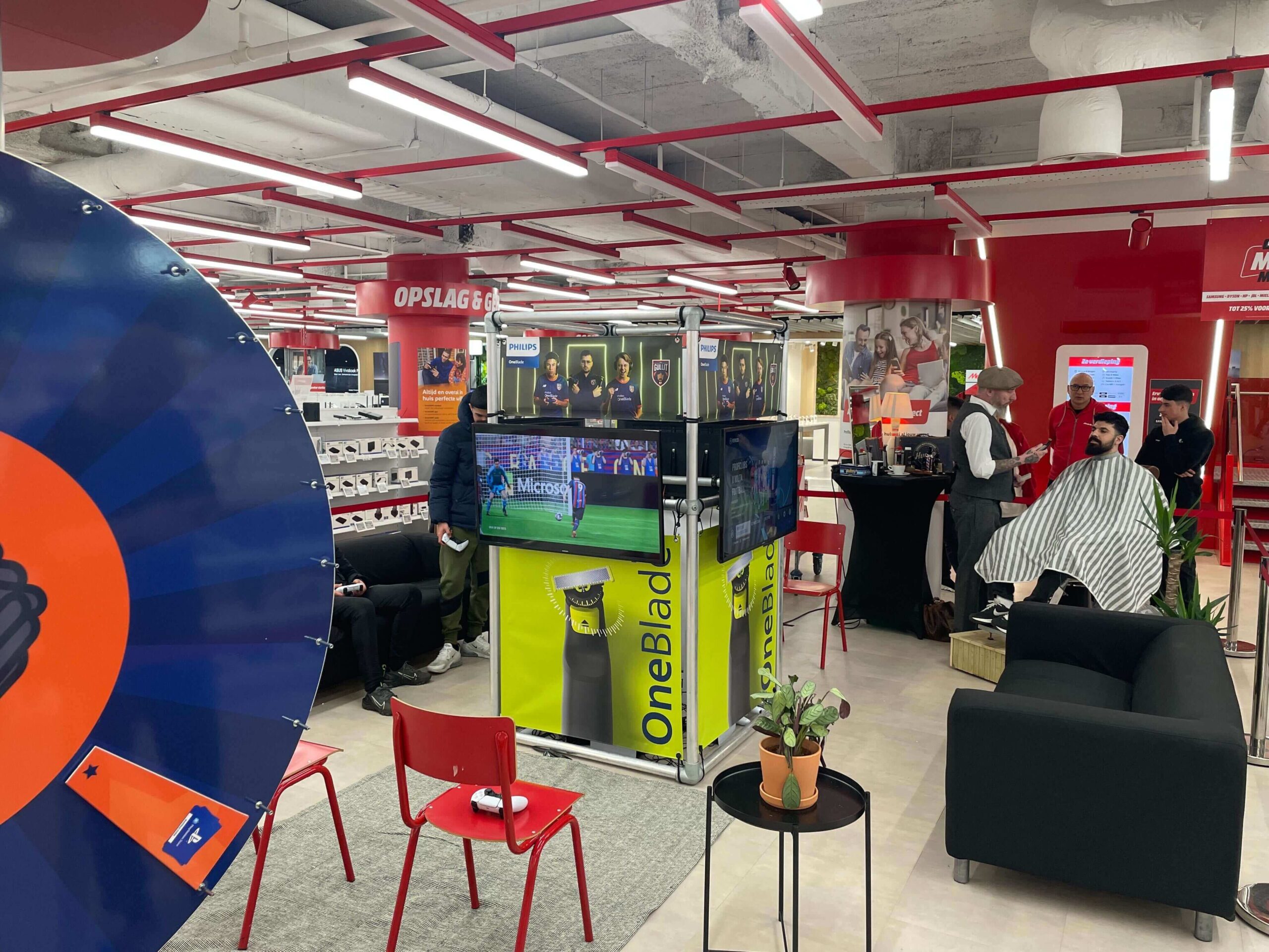 Merkactivatie van Philips OneBlade via branded gamecubes in samenwerking met Team Gullit merkactivatie game cubes uitgebreid