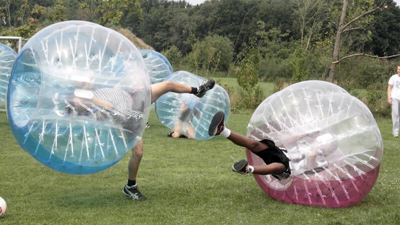 Bubbelvoetbal aan het botsen