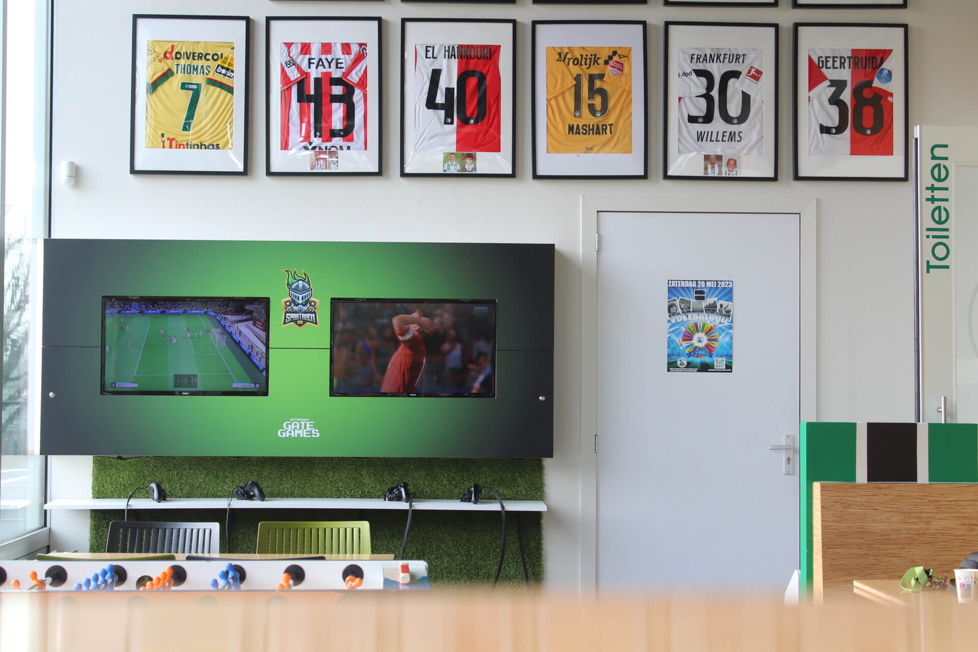 FIFA competitie op de club Spartaan 20 met esportswall