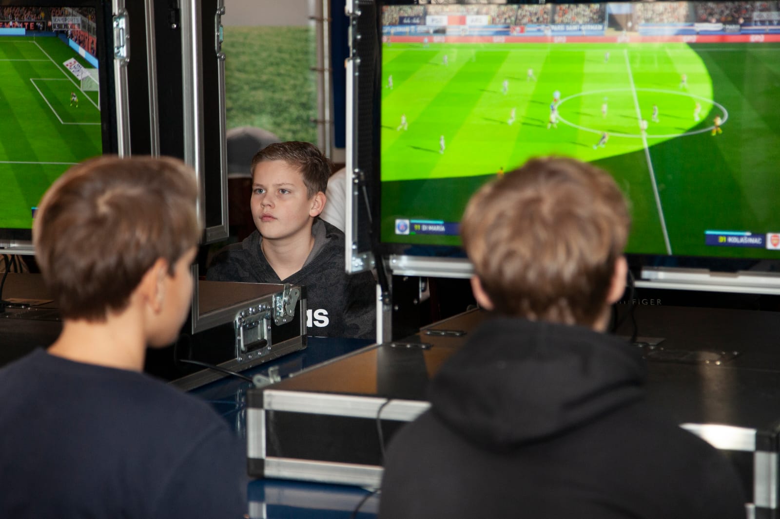 Jongens aan het gamen tijdens een FIFA toernooi