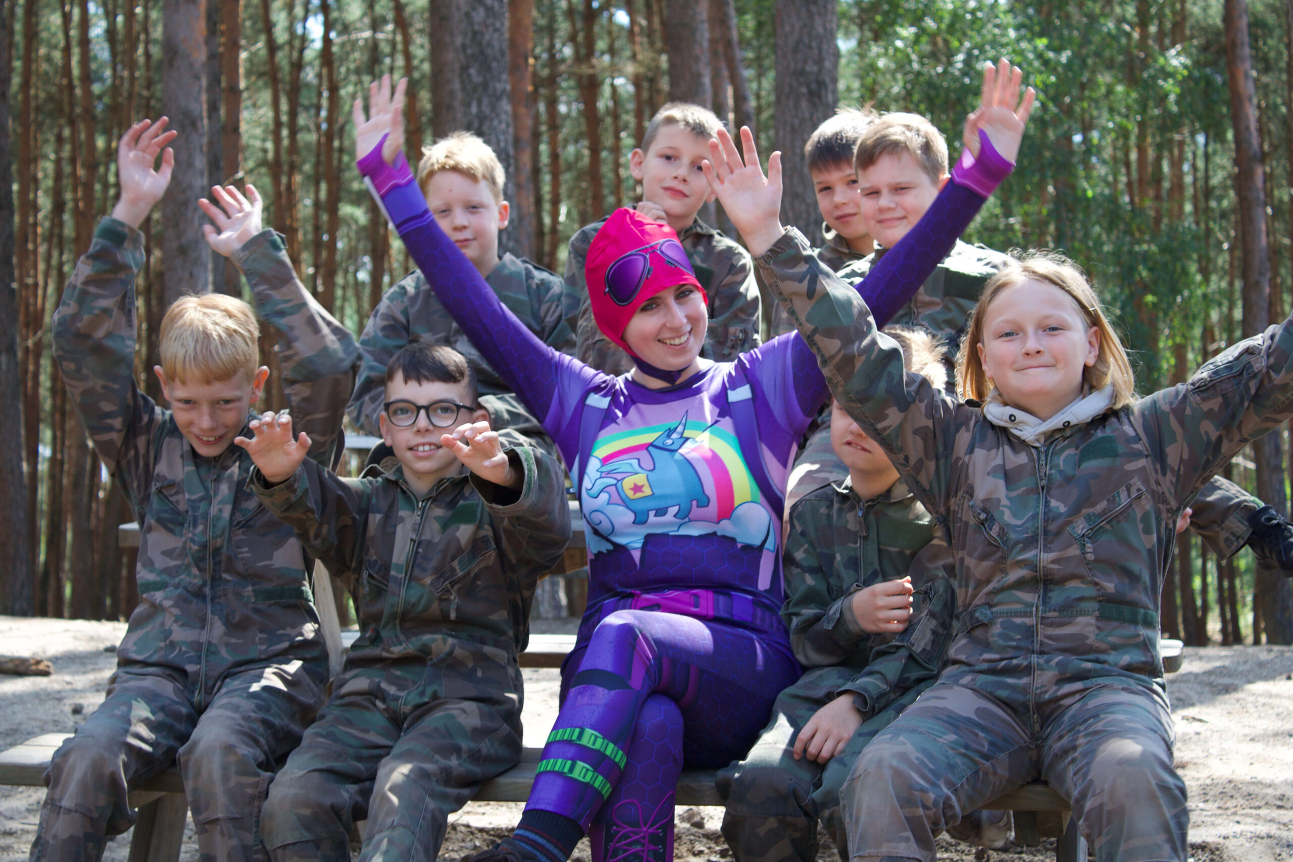 Groep kinderen die lasergamen in Fortnite thema