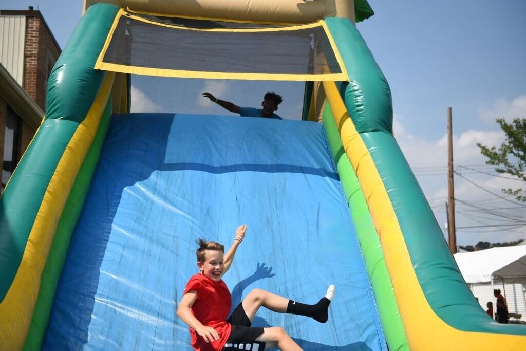 Stormbaan kinderen van glijbaan