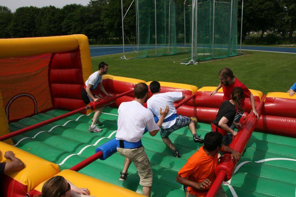 Levend tafelvoetbal in actie