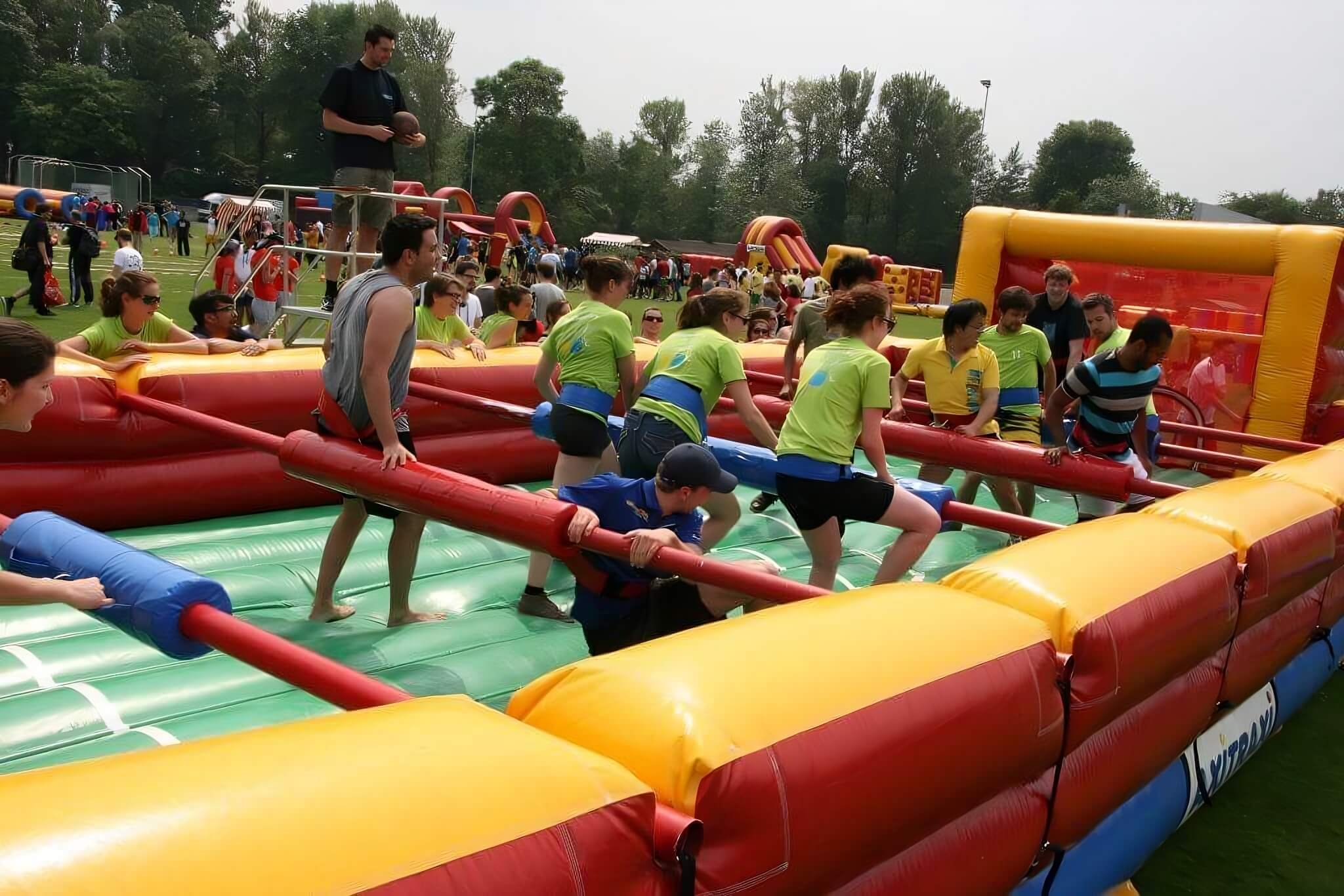 Levend tafelvoetbal groepsfoto in actie levend tafelvoetbal