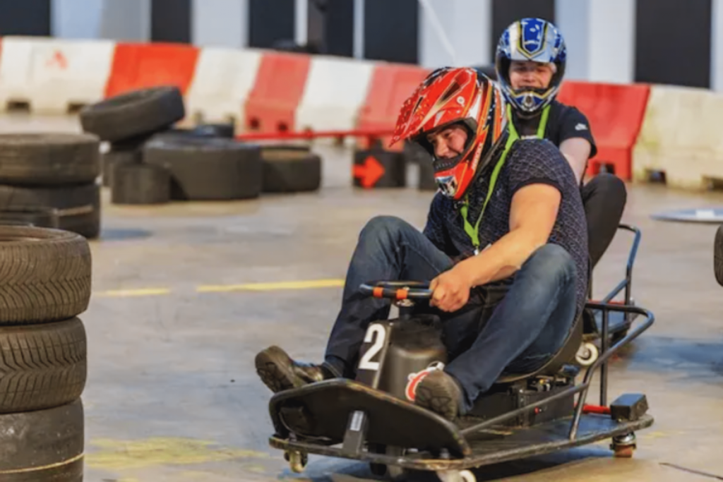Man in actie tijdens driftkarten Driftkarten
