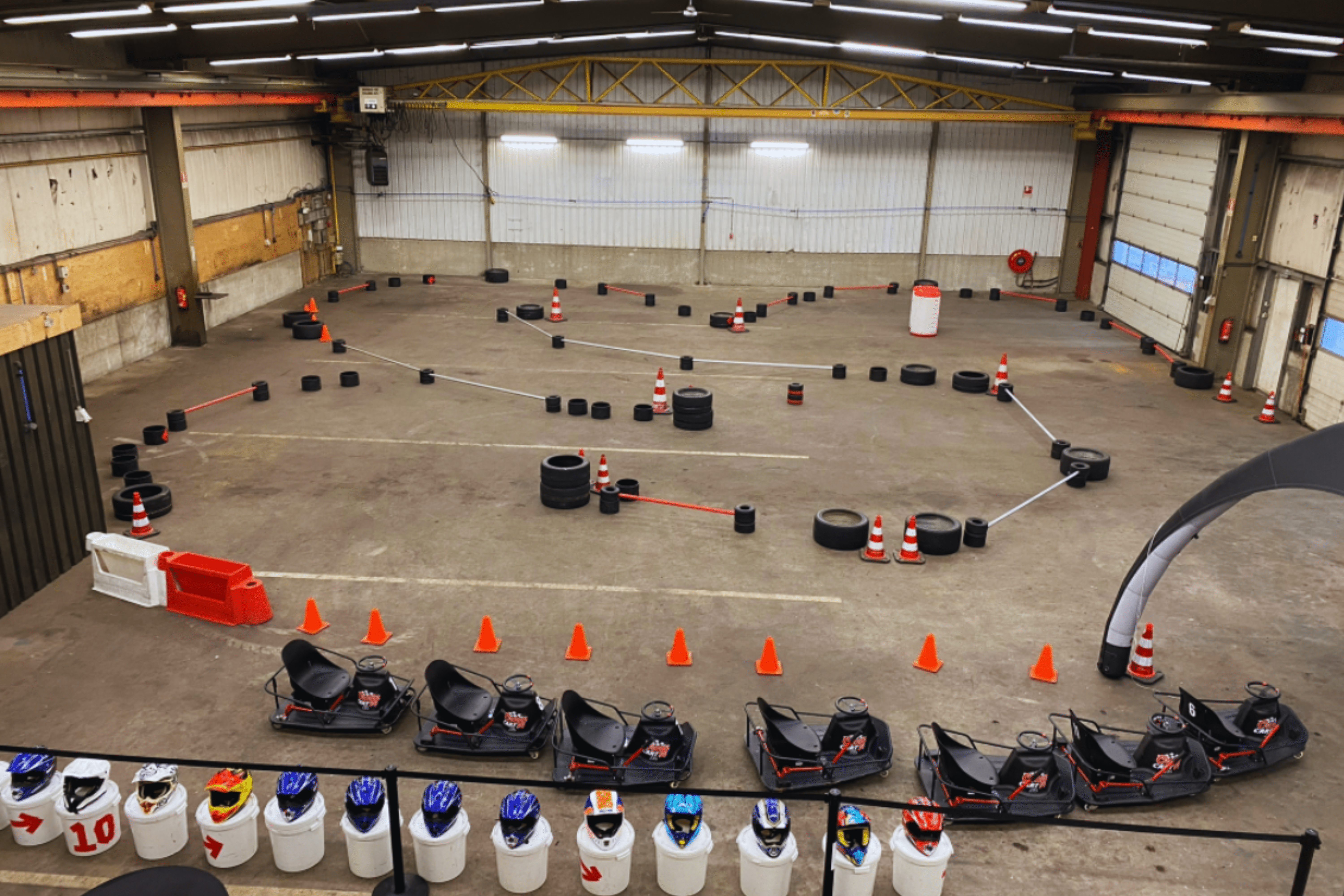 Driftkarten circuit in een oude loods