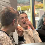 Twee jongens aan het lachen tijdens een FIFA toernooi