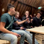 Jongens geven elkaar een boks tijdens een FIFA toernooi