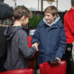 Deelnemers van een FIFA toernooi schudden handen