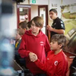 Twee deelnemers schudden elkaar de hand tijdens een FIFA toernooi bij AFC