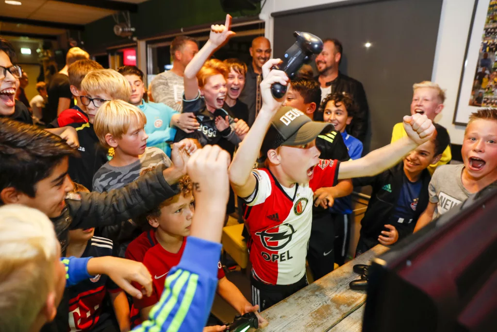 Groep jongens hard aan het juichen tijdens een FIFA toernooi