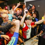 Groep jongens hard aan het juichen tijdens een FIFA toernooi