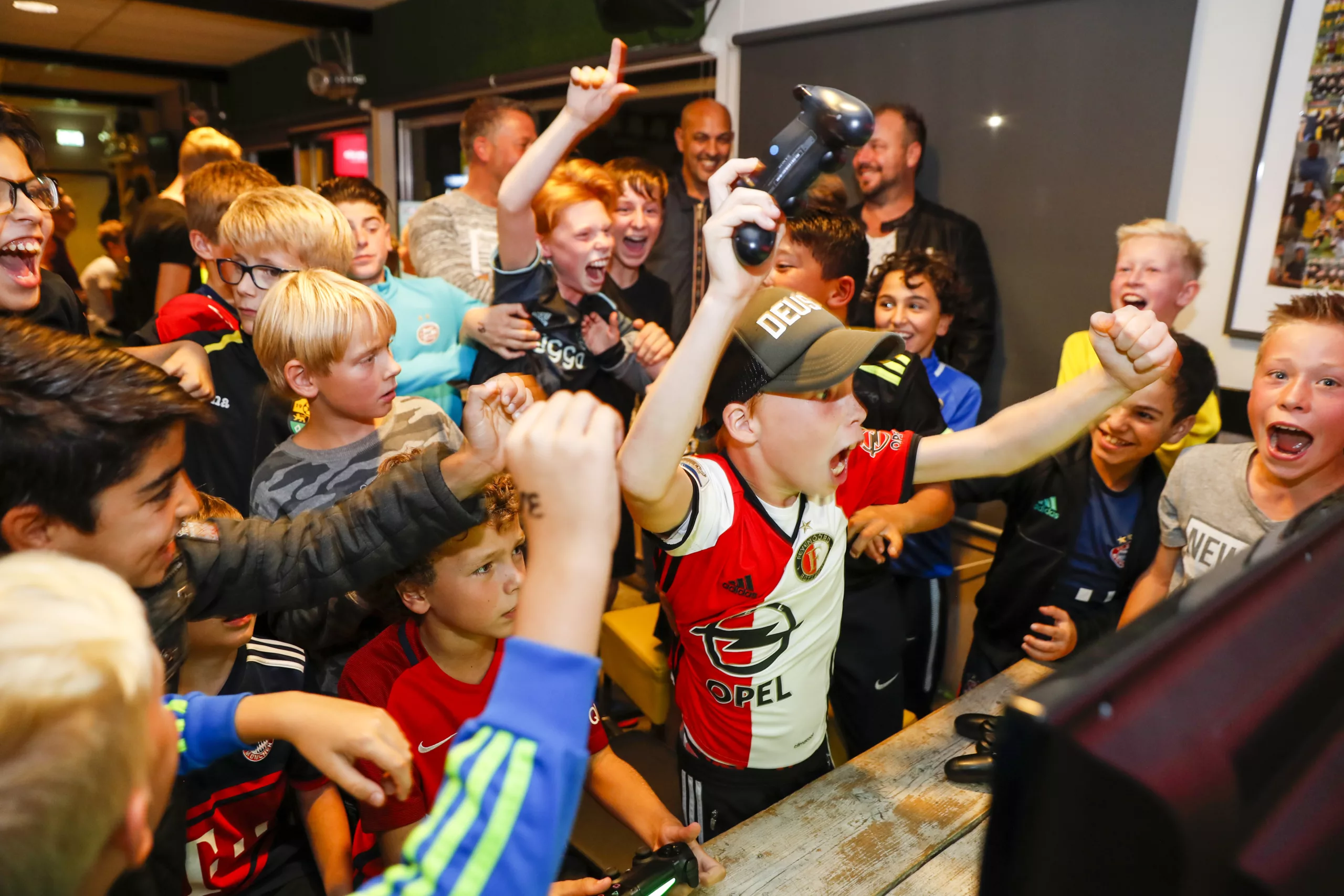 Groep jongens hard aan het juichen tijdens een FIFA toernooi