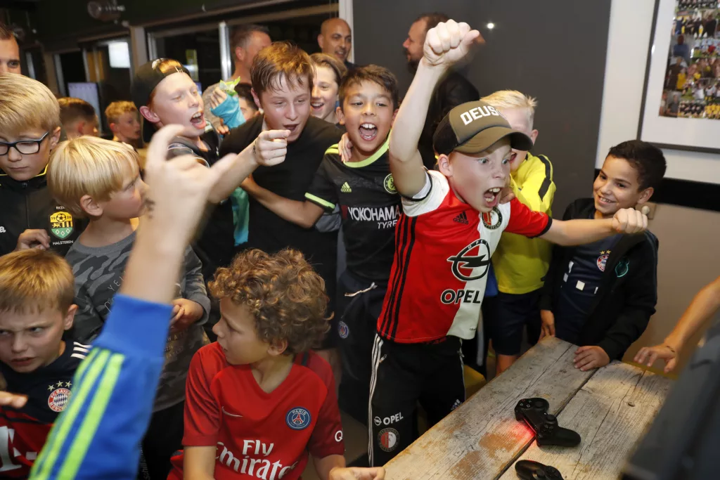 Jongen juicht hard tijdens een FIFA toernooi