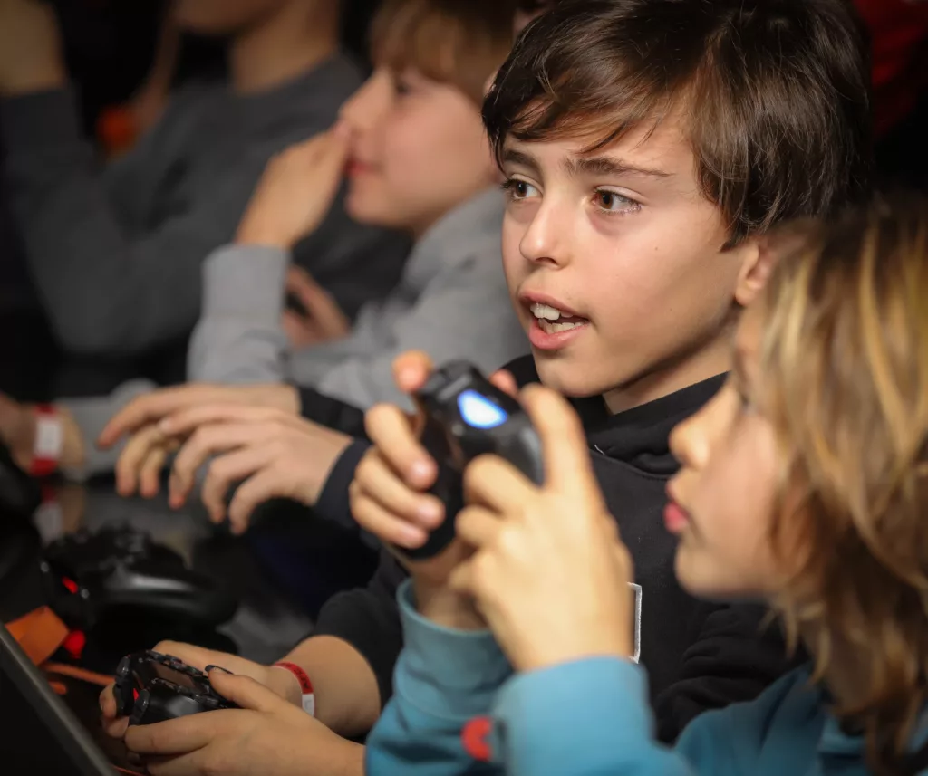 Twee jongens aan het gamen tijdens een FIFA toernooi