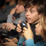 Twee jongens aan het gamen tijdens een FIFA toernooi