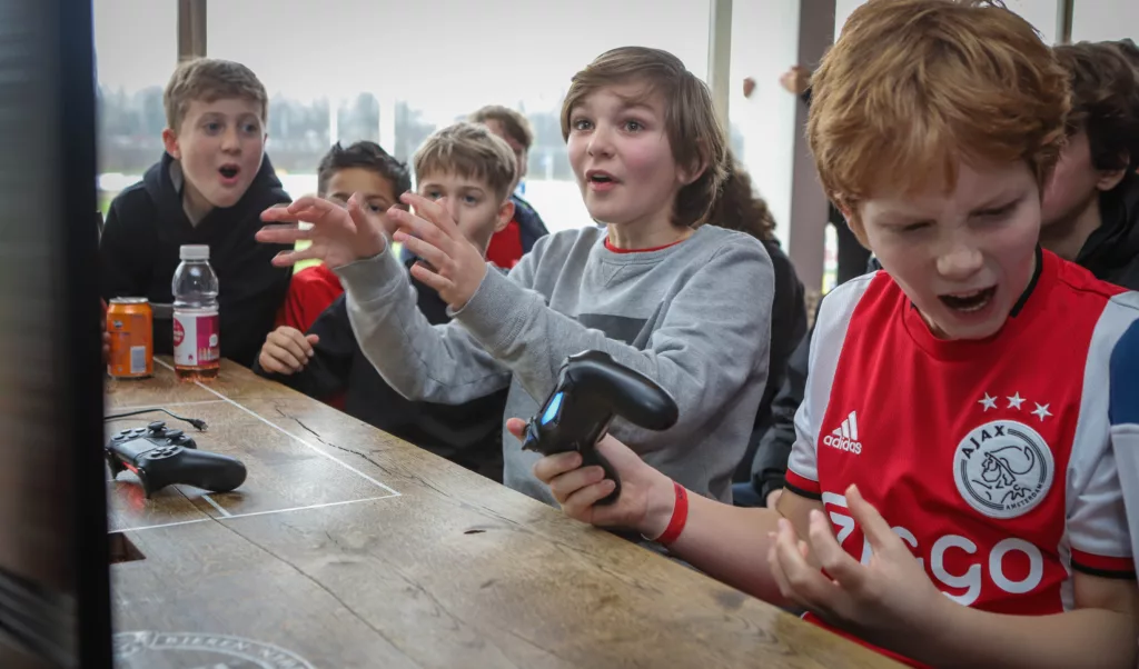 Jongen is hard aan het juichen tijdens een FIFA toernooi bij AFC