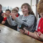 Jongen is hard aan het juichen tijdens een FIFA toernooi bij AFC