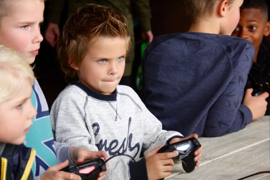 Kleine jongen aan het gamen tijdens een FIFA toernooi