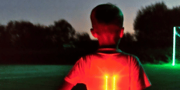 Kind met LED voetbal hesje led voetbal hurenvoetbal huren