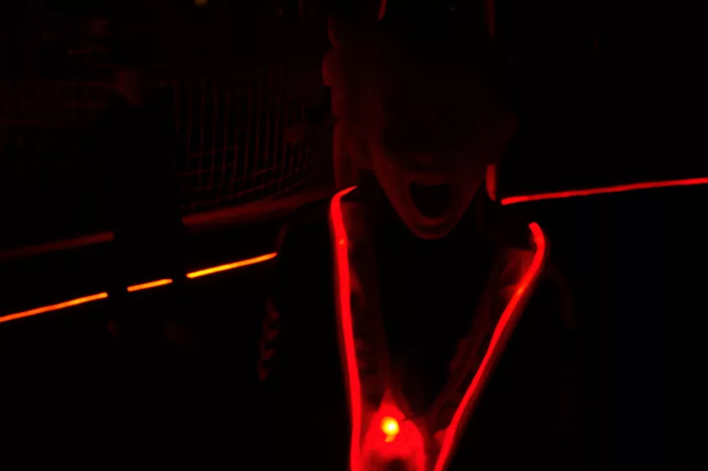 Jongen aan het juichen tijdens LED voetbal