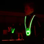 Jongen in actie tijdens het spelen van LED voetbal