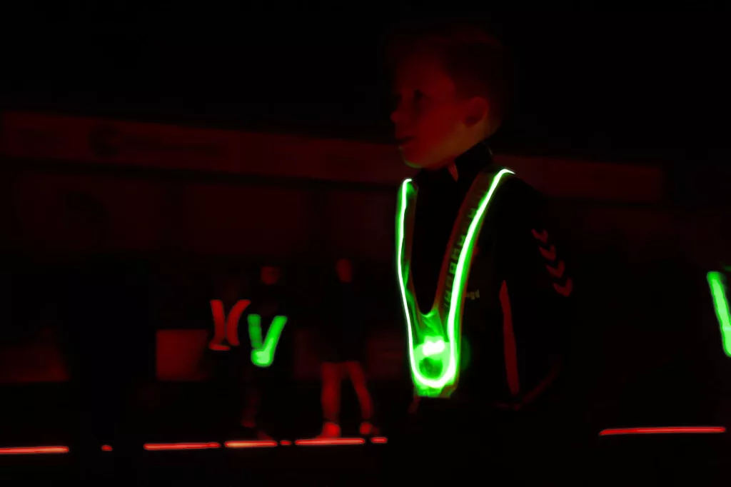 Jongen in actie tijdens het spelen van LED voetbal