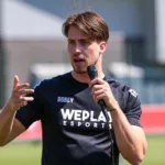 Arjan als eventmanager met microfoon