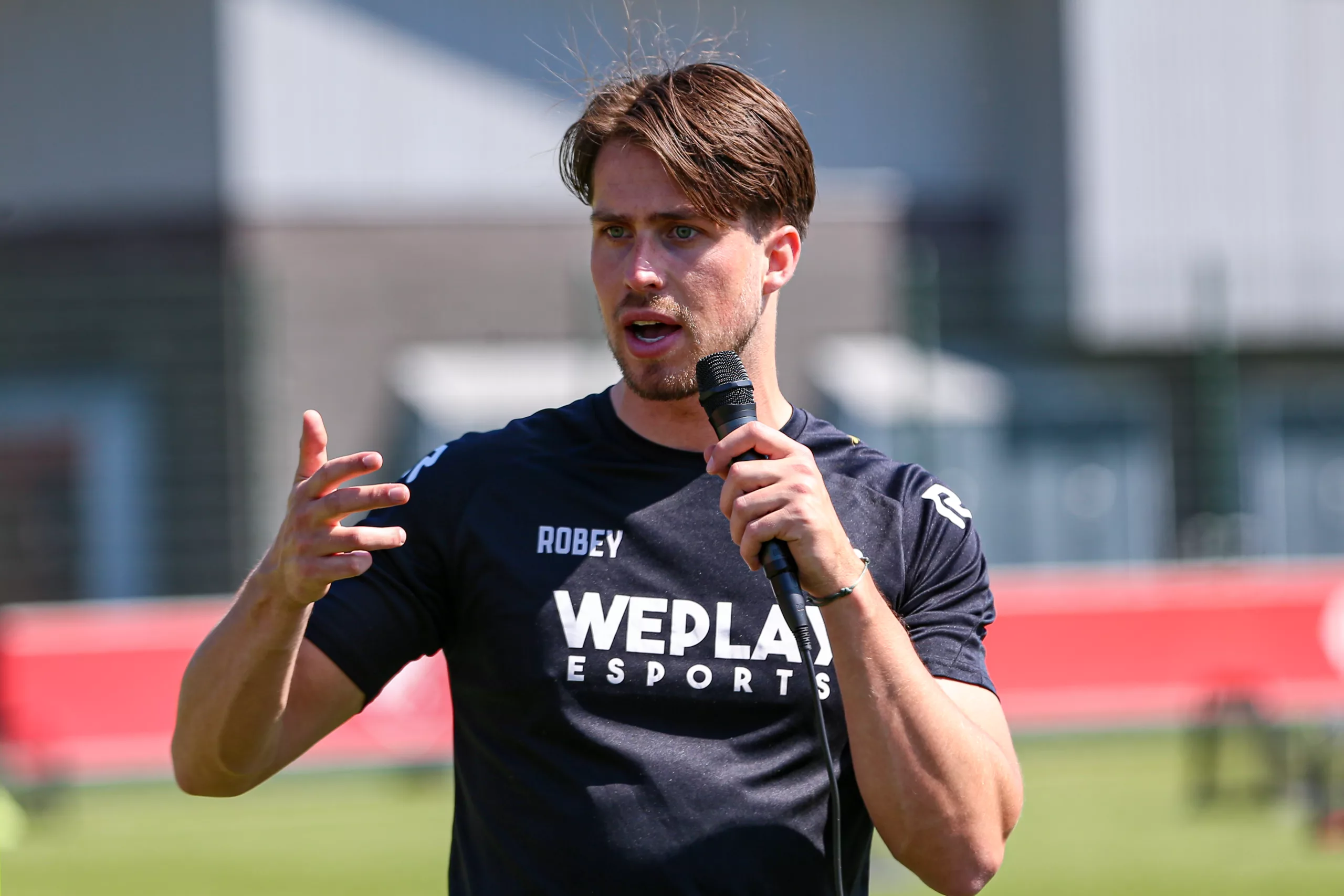 Arjan als eventmanager met microfoon scaled