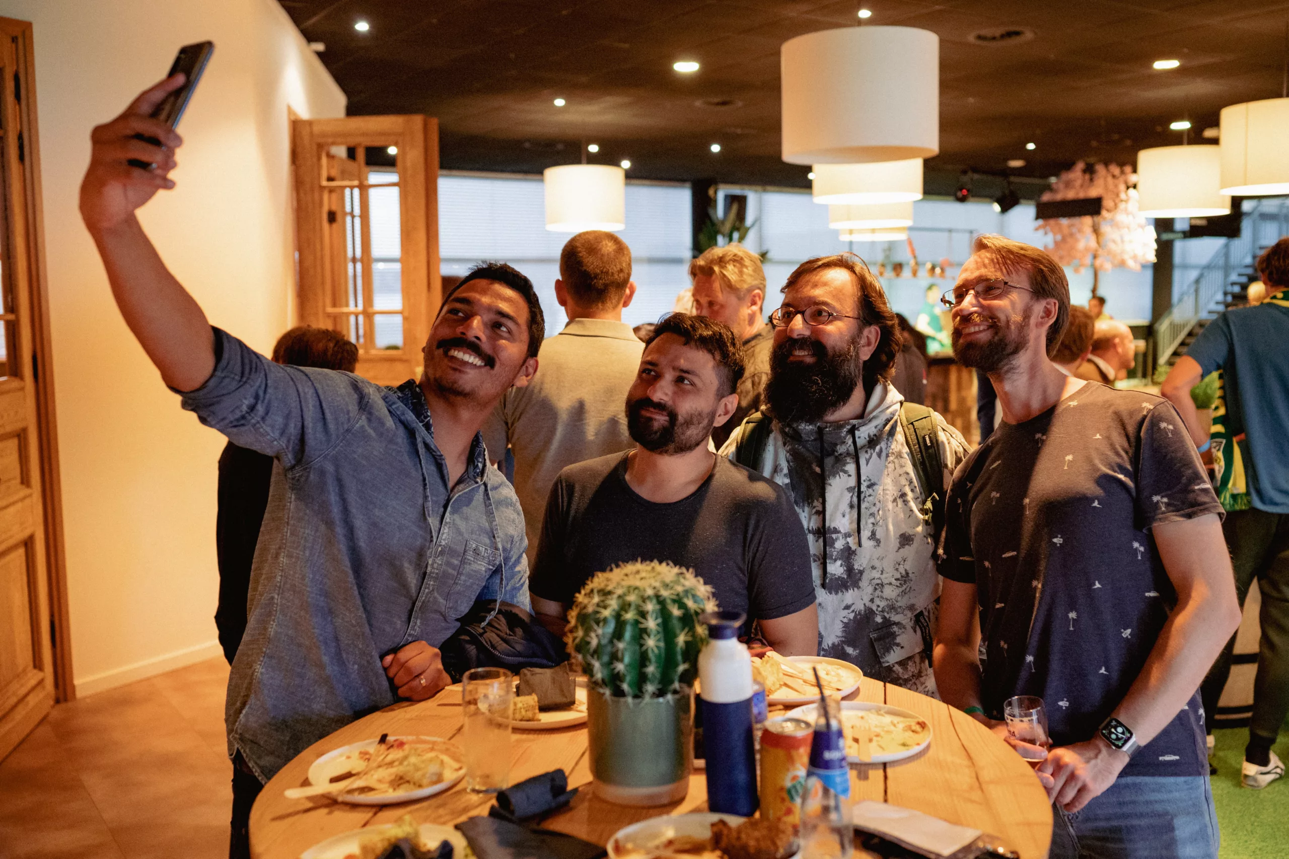 Azerion Fortuna lachend selfie scaled