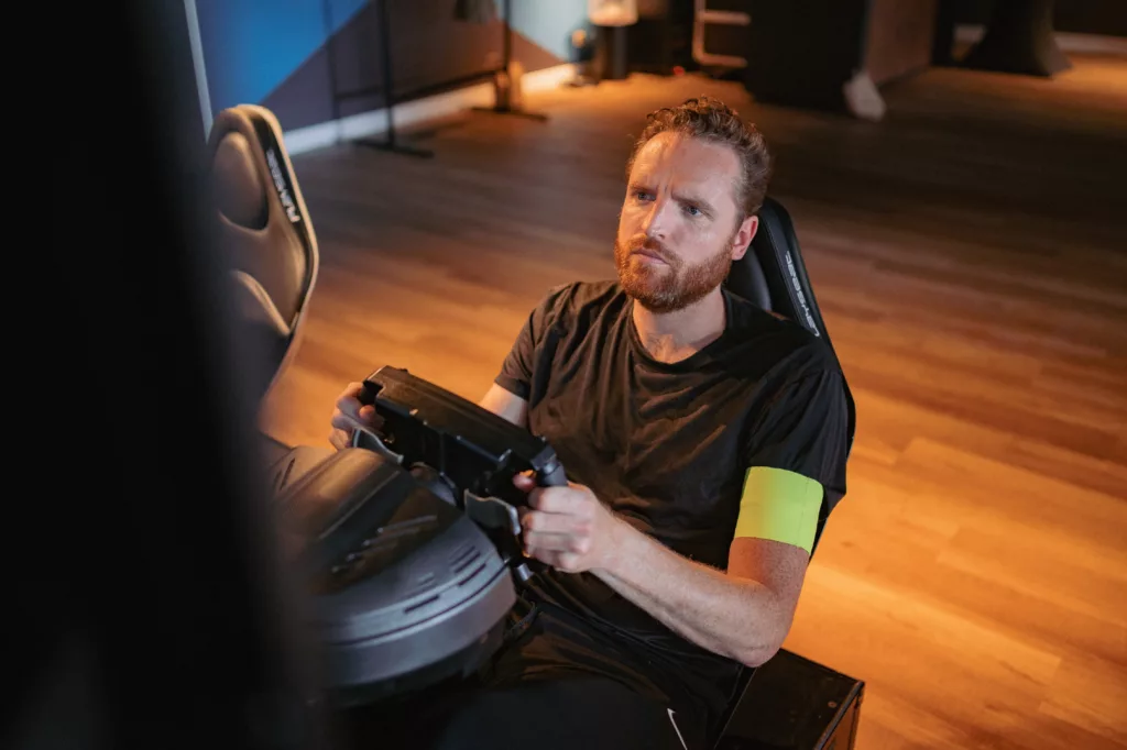Azerion bedrijfsevent man aan het racen op F1 formule 1 race simulator 1