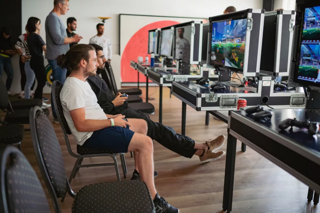 Azerion bedrijfsevent mannen spelen op gamecase