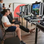 Azerion bedrijfsevent mannen spelen op gamecase