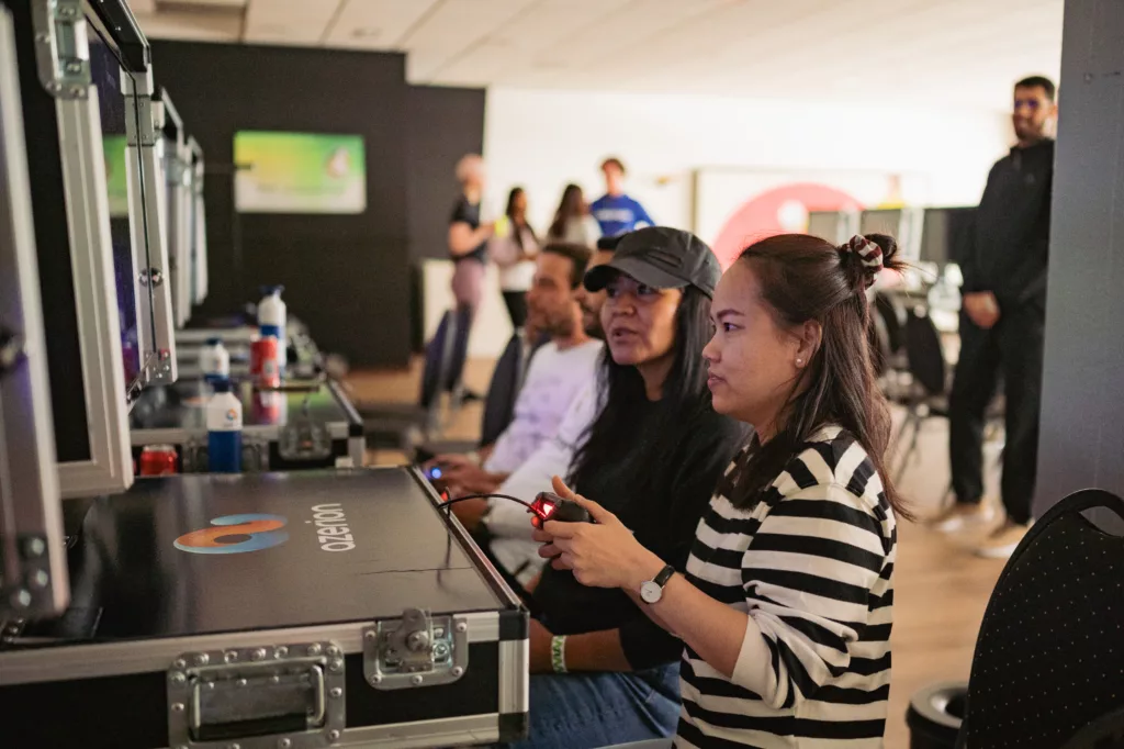 Azerion bedrijfsevent twee vrouwen gamen op gamecase