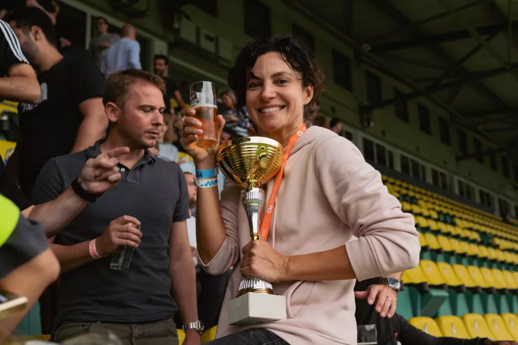 Azerion bedrijfsevent vrouw poseert met beker