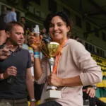 Azerion bedrijfsevent vrouw poseert met beker