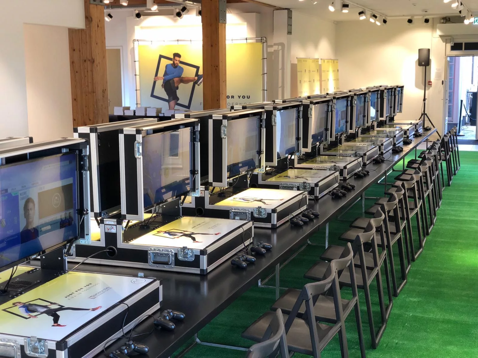 Gamecases bestickerd bij activatie Bataviastad fifa toernooi voor bedrijven