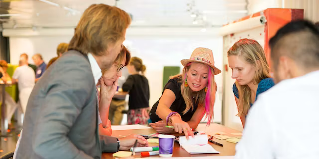 Groep mensen bezig met een workshop